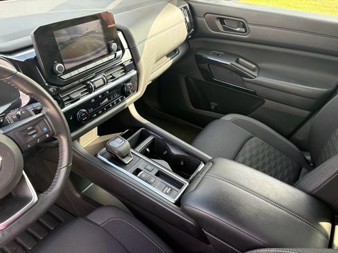 Used 2024 Nissan Pathfinder SV image 17