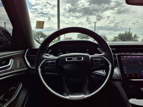 Used 2022 Jeep Grand Cherokee L Limited AWD/4WD image 21