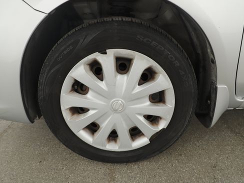 Used 2018 Nissan Versa SV FWD image 6