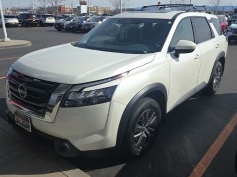 Used 2024 Nissan Pathfinder SV w/ SV Premium Package image 2