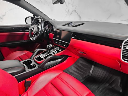 Used 2022 Porsche Cayenne Coupe image 13