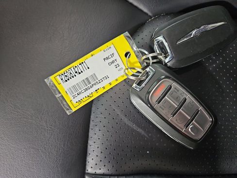 Used 2023 Chrysler Pacifica Touring-L AWD/4WD image 28