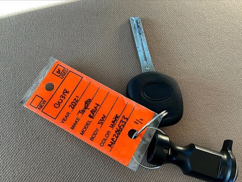 Used 2021 Toyota RAV4 LE image 28