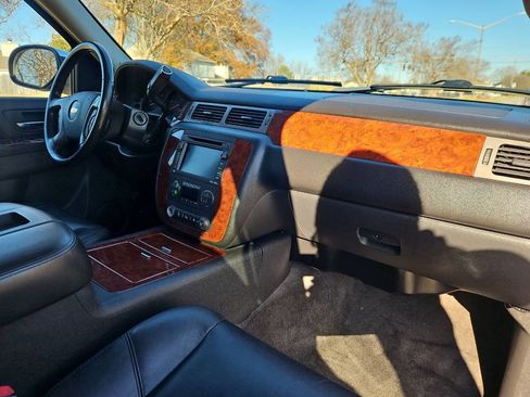 Used 2011 Chevrolet Tahoe LTZ image 18