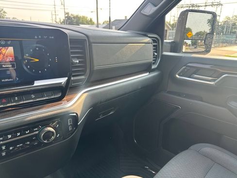 Used 2025 Chevrolet Silverado 2500 LT AWD/4WD image 40