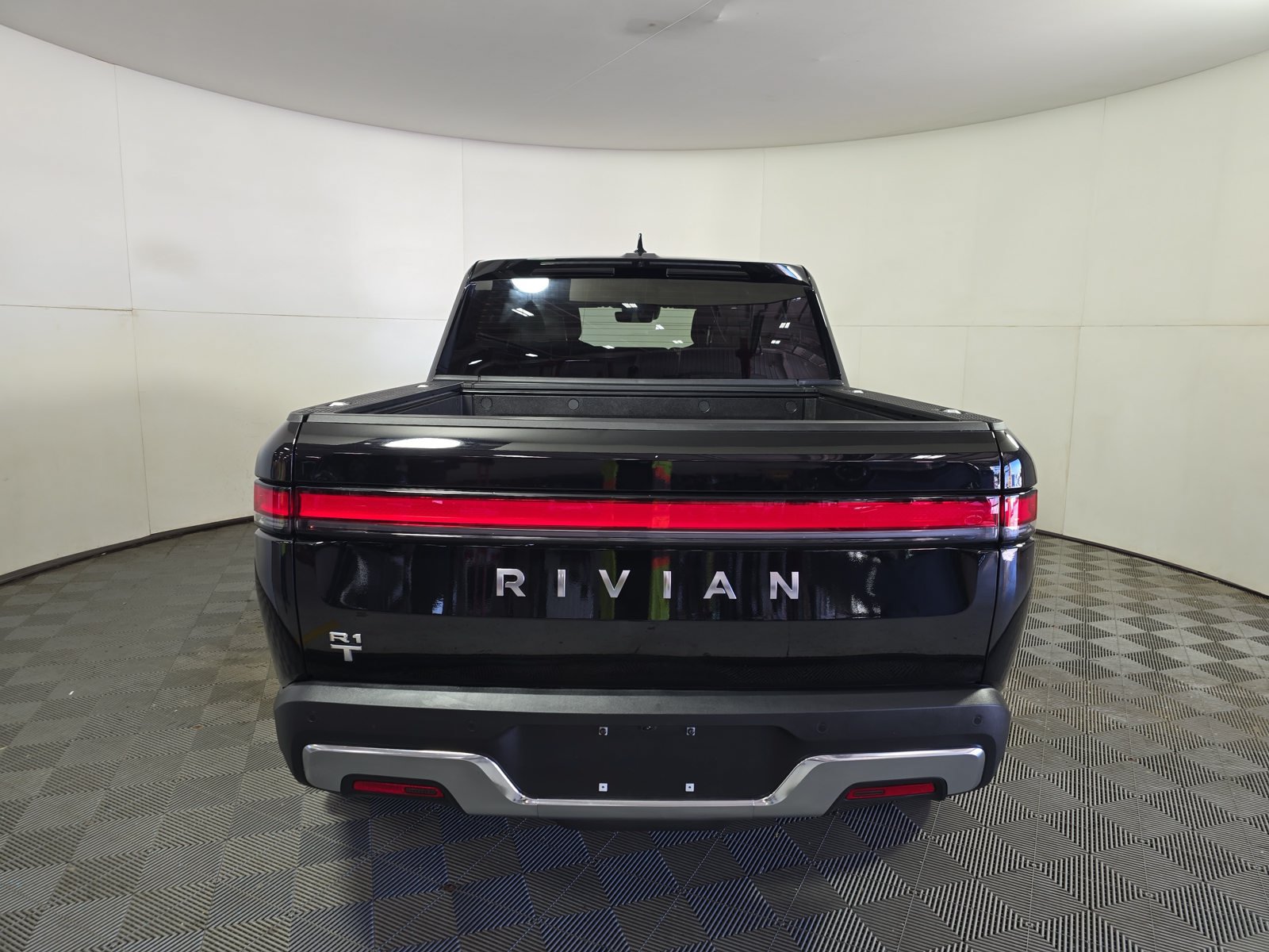 Used 2023 Rivian R1T Adventure Dual AWD/4WD image 4