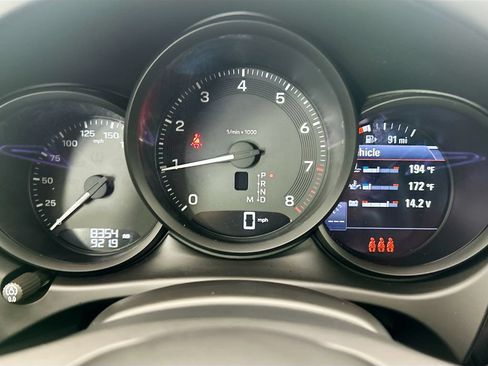 Certified 2025 Porsche Macan AWD/4WD image 34