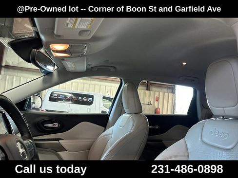 Used 2019 Jeep Cherokee Limited w/ Trailer Tow Group AWD/4WD image 13