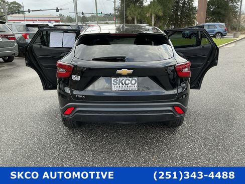 Used 2024 Chevrolet Trax LS image 32