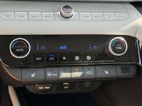 Certified 2025 Hyundai Elantra Limited FWD image 33
