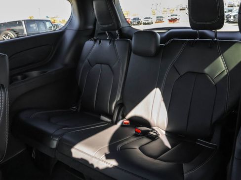 New 2026 Chrysler Pacifica Select image 12