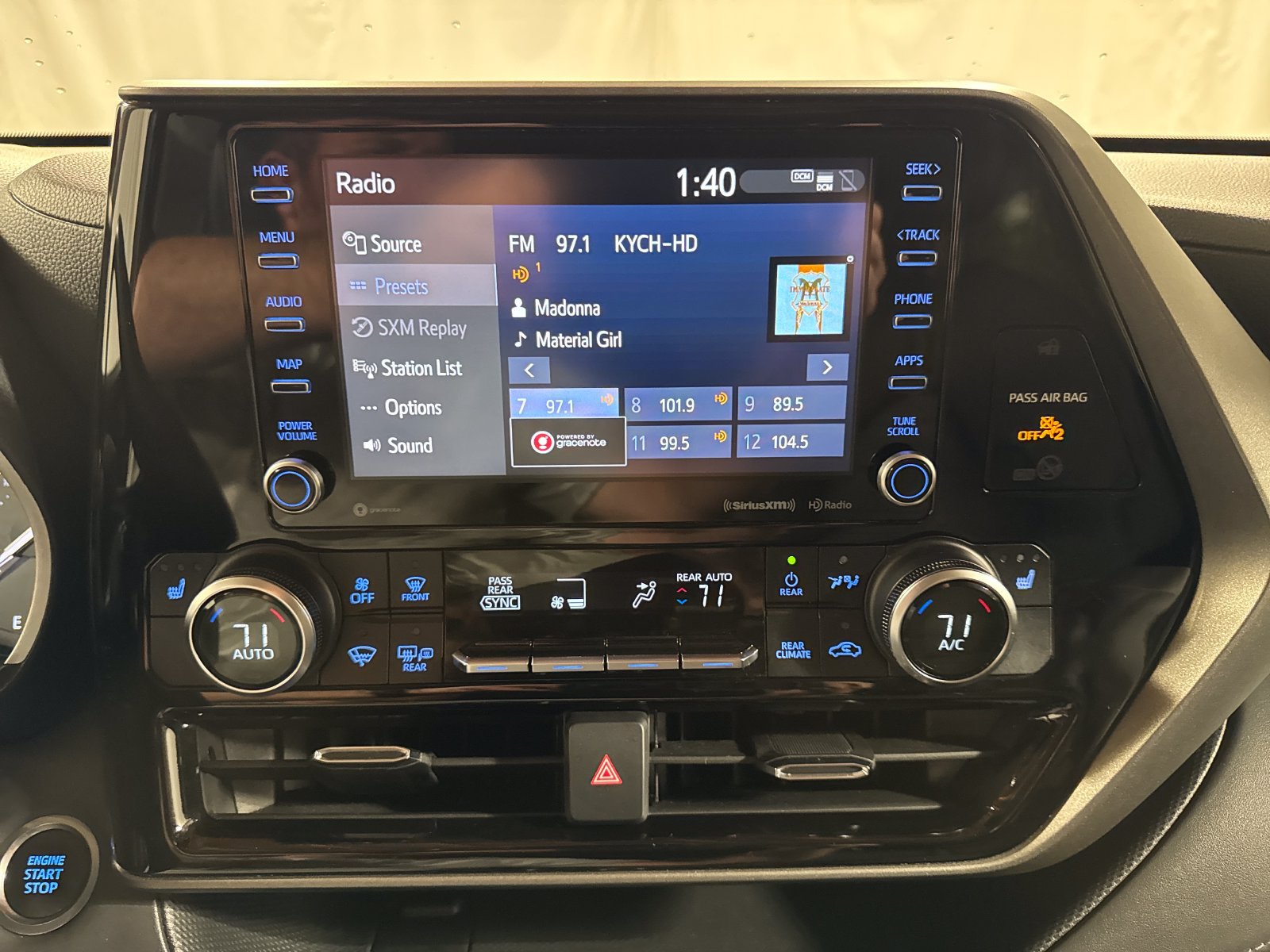 Used 2021 Toyota Highlander XLE AWD/4WD image 17