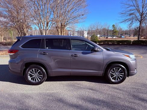 Used 2017 Toyota Highlander XLE image 16