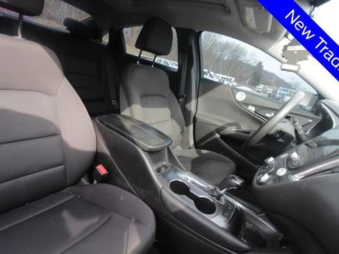 Used 2018 Chevrolet Malibu LT w/ Driver Confidence Package image 8