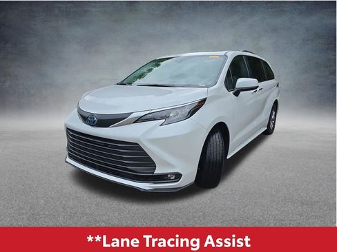 Used 2025 Toyota Sienna XLE w/ XLE Plus Package AWD/4WD image 10