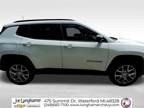 Used 2024 Jeep Compass Latitude w/ Sun and Sound Group AWD/4WD image 10