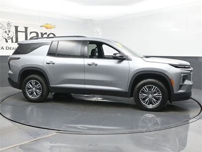 Used 2025 Chevrolet Traverse LT