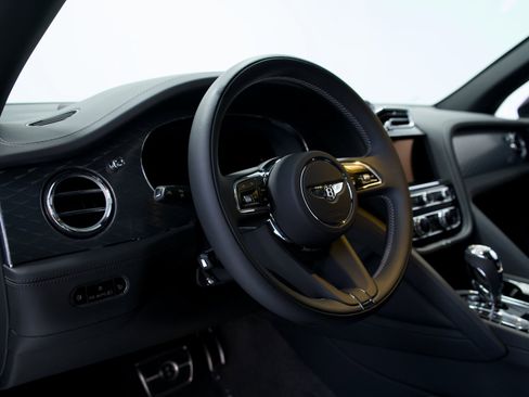 Certified 2025 Bentley Bentayga image 14