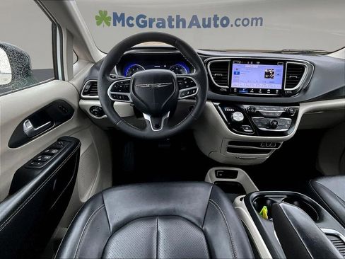 Used 2024 Chrysler Pacifica Touring-L FWD image 8