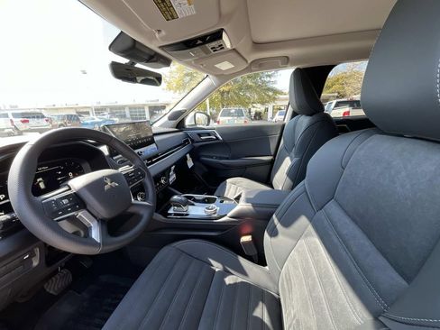 New 2026 Mitsubishi Outlander SE FWD image 9