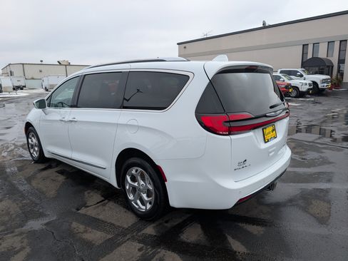 Used 2021 Chrysler Pacifica Limited w/ Uconnect Theater Family Group image 6