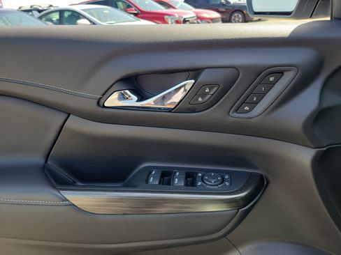 Used 2023 GMC Acadia SLT w/ Preferred Package FWD image 17