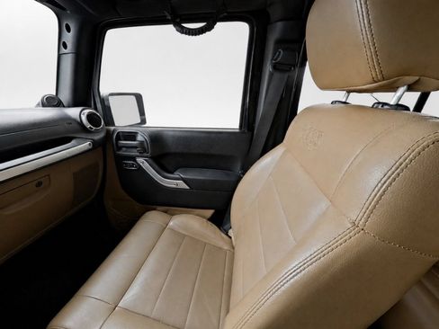 Used 2012 Jeep Wrangler Unlimited Rubicon w/ Connectivity Group AWD/4WD image 16
