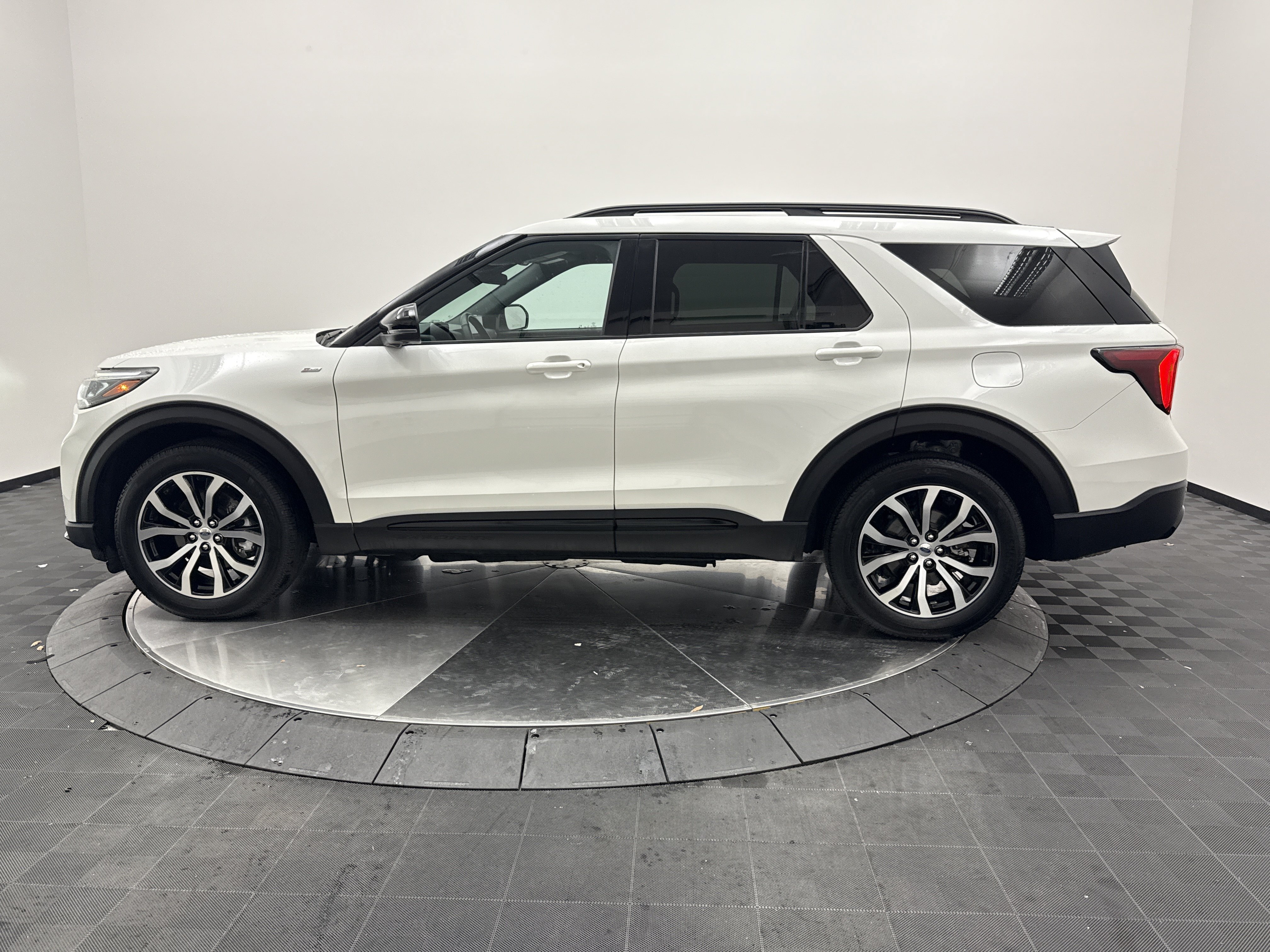 Used 2025 Ford Explorer ST-Line AWD/4WD image 4