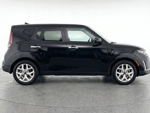 Used 2025 Kia Soul LX w/ LX Technology Package FWD image 11