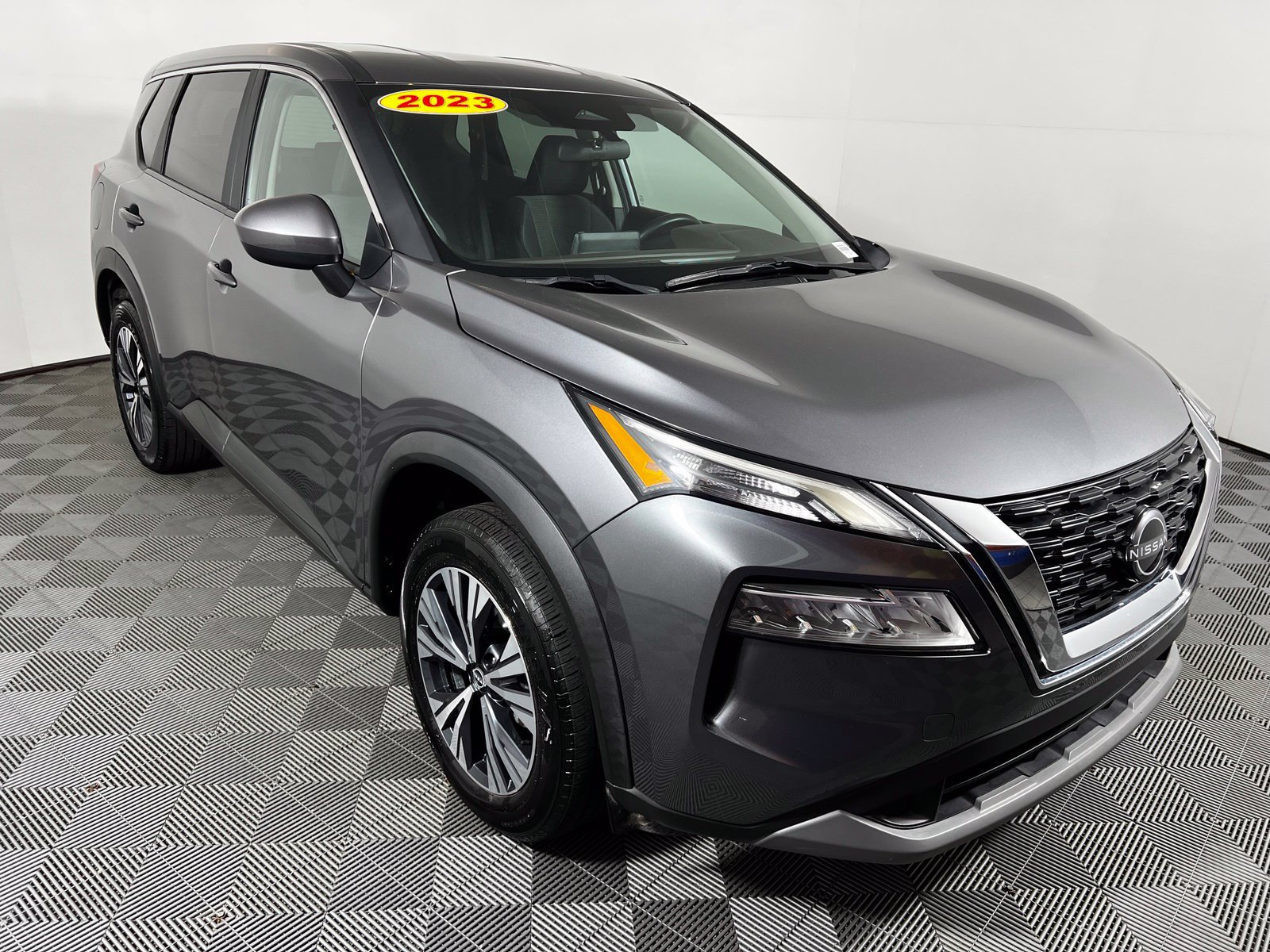 Used 2023 Nissan Rogue SV AWD/4WD image 3