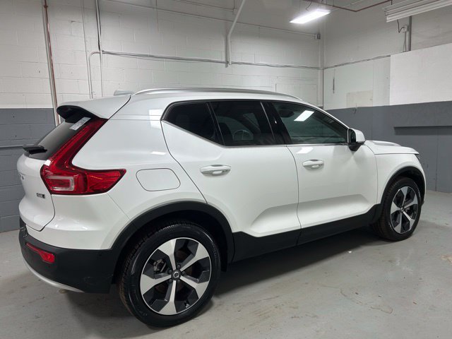 Certified 2025 Volvo XC40 B5 Plus AWD/4WD image 3
