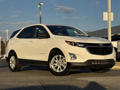 Used 2020 Chevrolet Equinox LS w/ LS Convenience Package image 2