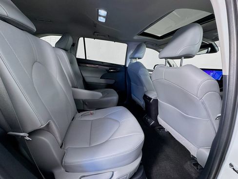 Used 2024 Toyota Highlander Limited image 34