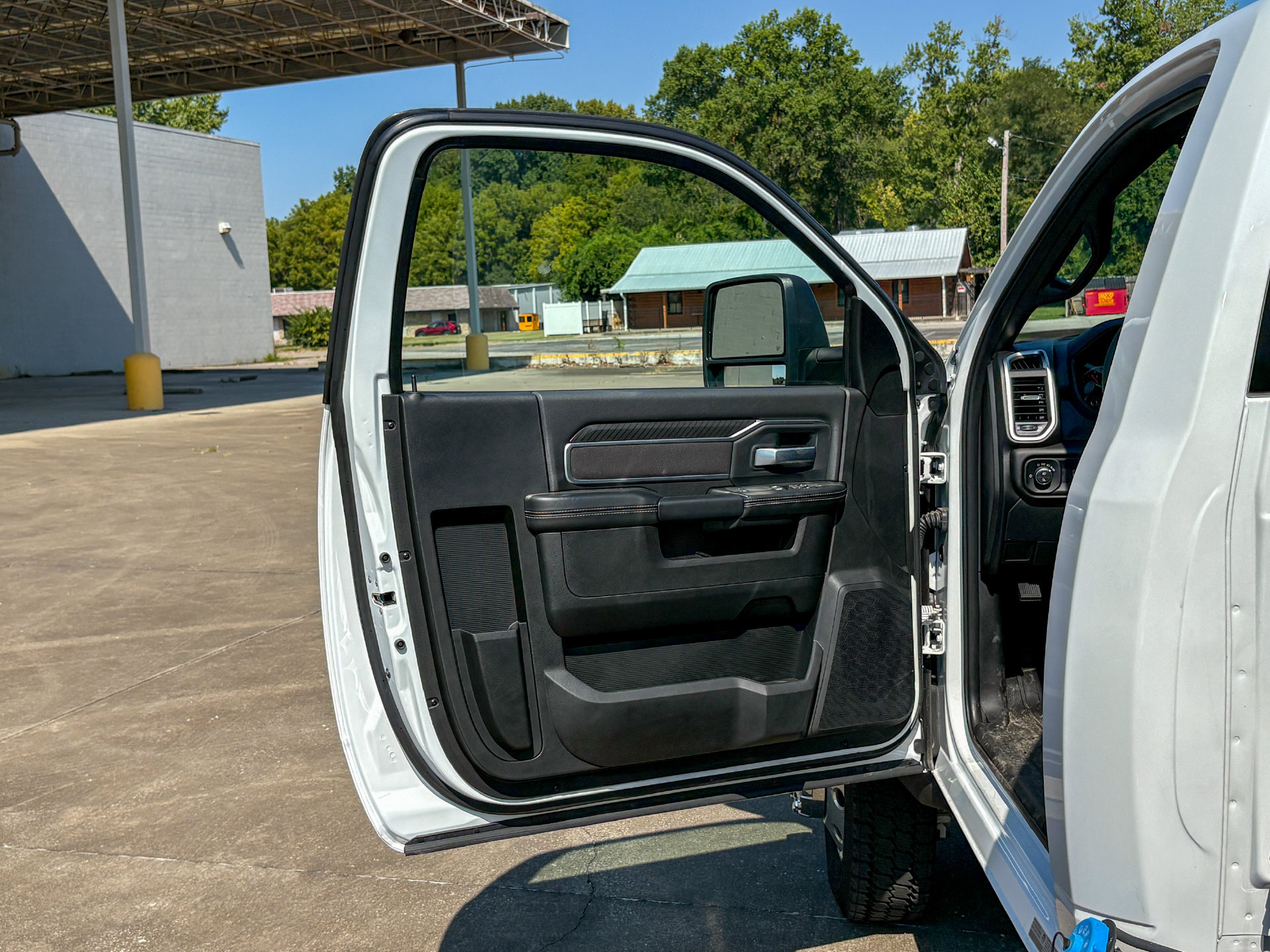 Used 2025 RAM 5500 4x4 Regular Cab image 12