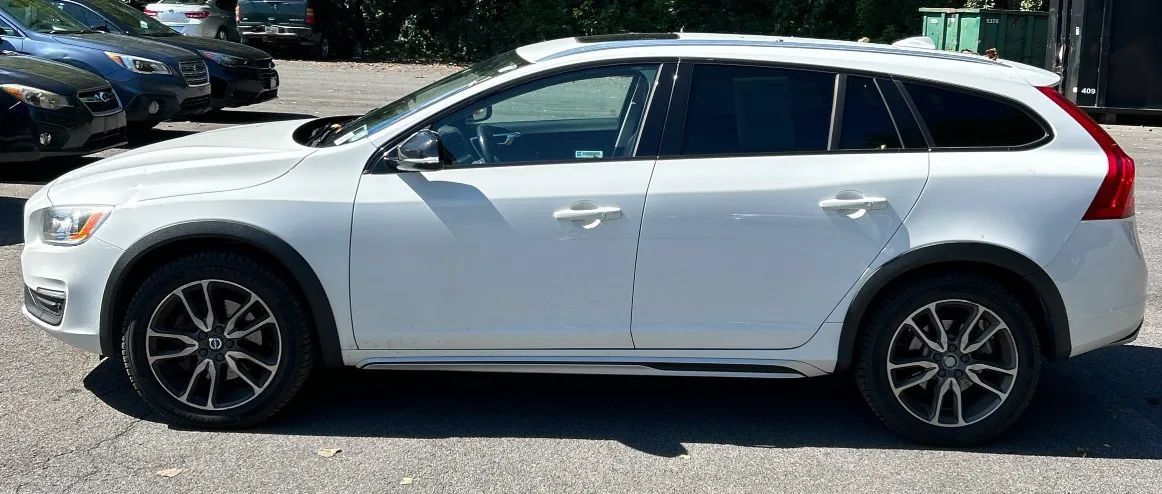 Used 2018 Volvo V60 T5 Cross Country AWD/4WD image 2