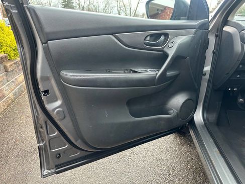 Used 2017 Nissan Rogue Sport S image 17