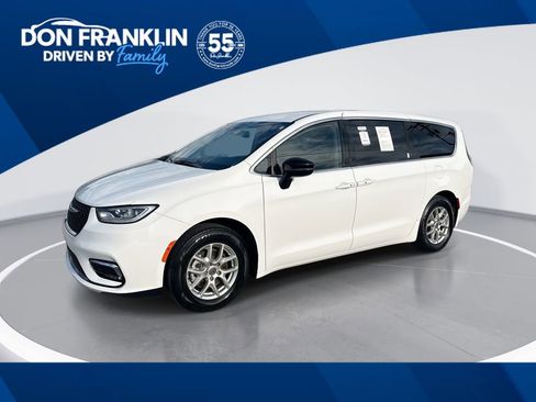 Used 2024 Chrysler Pacifica Touring-L FWD image 1