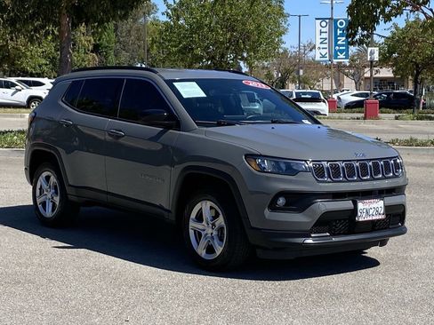 Used 2023 Jeep Compass Latitude image 12