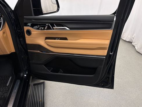 Used 2025 Jeep Grand Wagoneer Series III w/ Rear Seat Video Group 1 AWD/4WD image 50