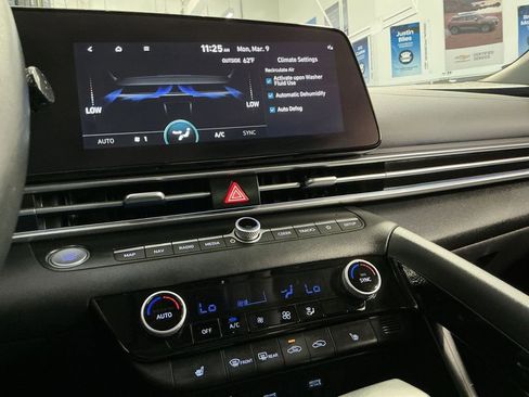 Used 2023 Hyundai Elantra Limited image 29