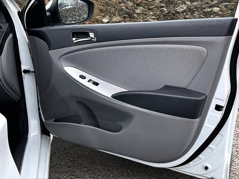 Used 2012 Hyundai Accent SE image 20