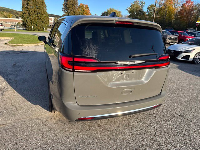 Used 2023 Chrysler Pacifica Touring-L FWD image 20