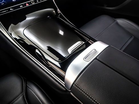 Certified 2025 Mercedes-Benz GLC 300 image 8