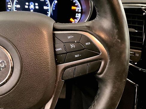 Used 2019 Jeep Grand Cherokee Limited image 18