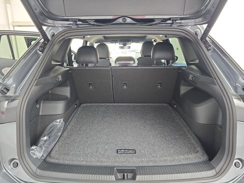 New 2026 Volkswagen Tiguan SE R-Line FWD image 12