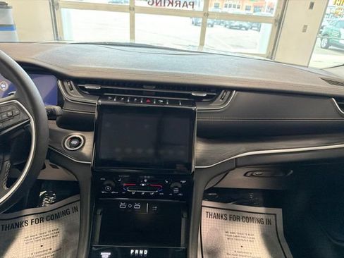 Used 2023 Jeep Grand Cherokee Limited AWD/4WD image 24