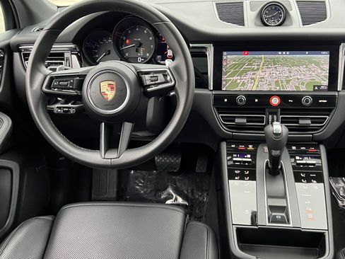 Certified 2025 Porsche Macan image 15