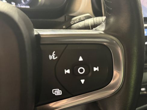 Used 2021 Volvo XC40 T5 Momentum AWD/4WD image 18