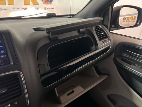 Used 2018 Dodge Grand Caravan SXT FWD image 29