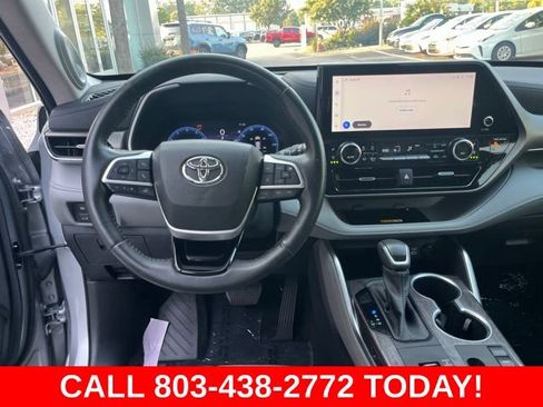 Used 2023 Toyota Highlander Limited FWD image 17